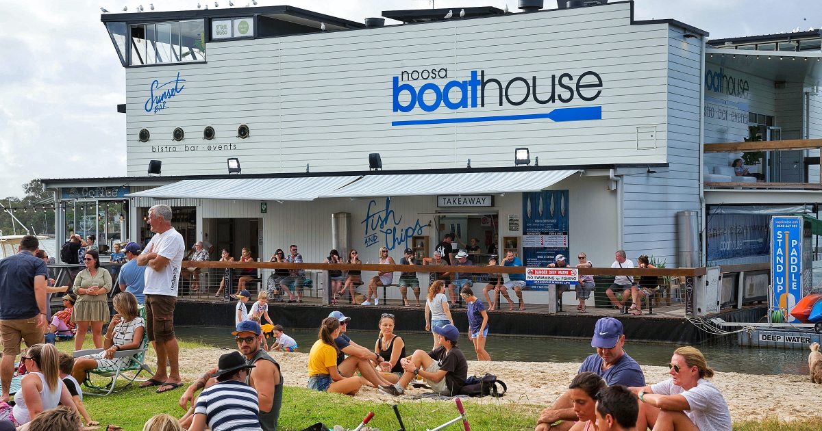 Noosa Boathouse ⚓️ Live tunes on the lawn